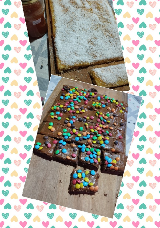 Una foto de Cuadraditos de coco cubiertos de mermelada y coco y cuadraditos de chocolate con confites