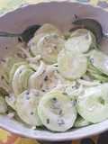 Ensalada de pepino con aderezo de yogurt y menta