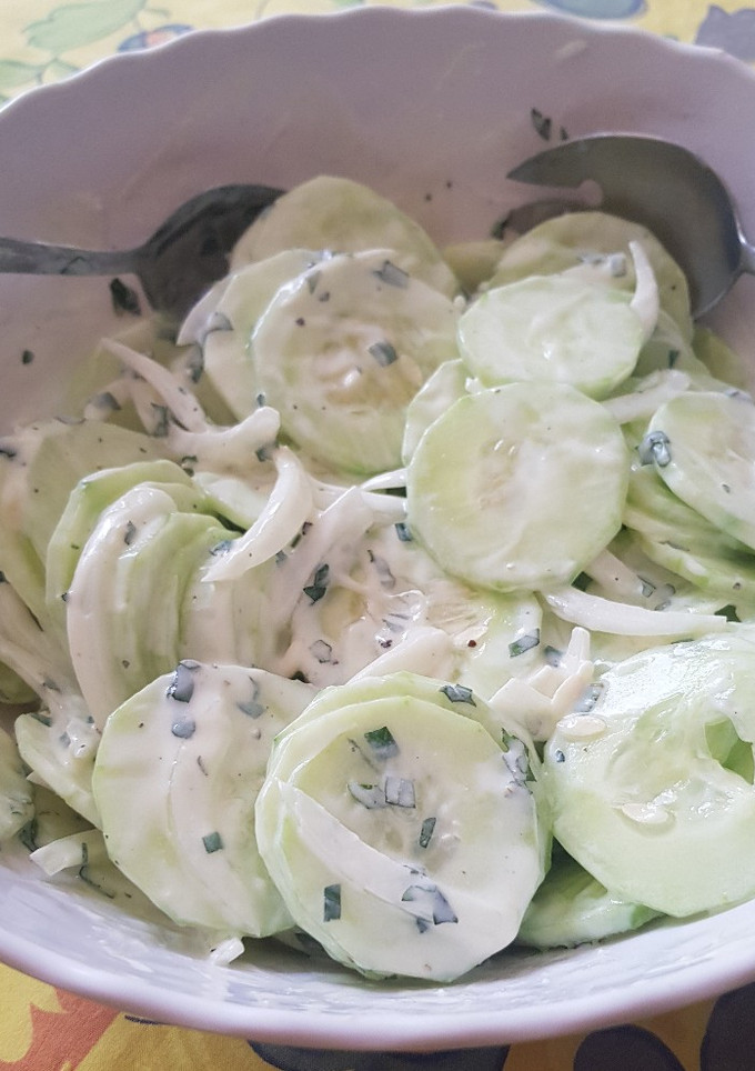 Una foto de Ensalada de pepino con aderezo de yogurt y menta