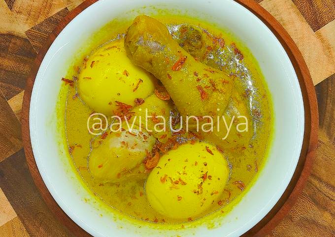 Opor Ayam dengan Telur Rebus