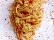 Una foto di spaghetti bottarga