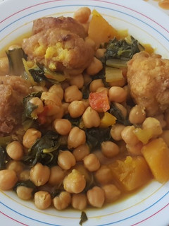 Una foto de Potaje de garbanzos con buñuelos de bacalao