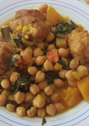 Foto principal de Potaje de garbanzos con buñuelos de bacalao