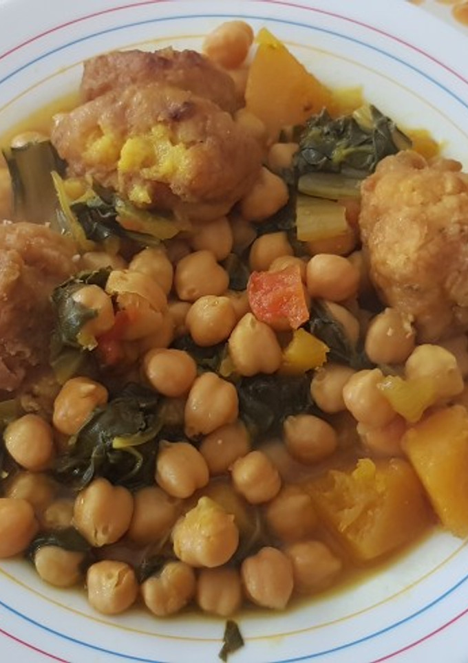 Una foto de Potaje de garbanzos con buñuelos de bacalao