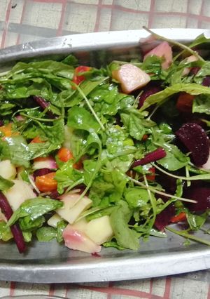 Una foto de Ensalada remolacha, zanahoria, huevo y rúcula