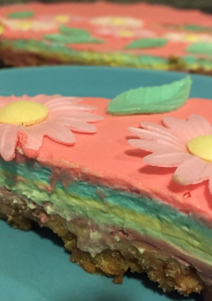 Una foto de Tarta de queso 'Arcoiris' muy fácil y rápida
