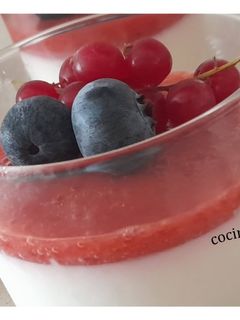 Una foto de Postre de nata y frutos rojos