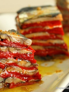 Una foto de Milhojas de "xoubas"-sardinillas- y pimientos de piquillo