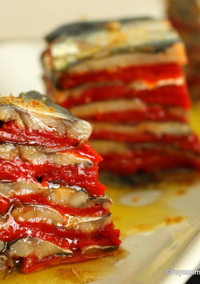 Una foto de Milhojas de "xoubas"-sardinillas-  y pimientos de piquillo