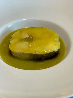 Una foto de Merluza, habitas y sopa de guisantes