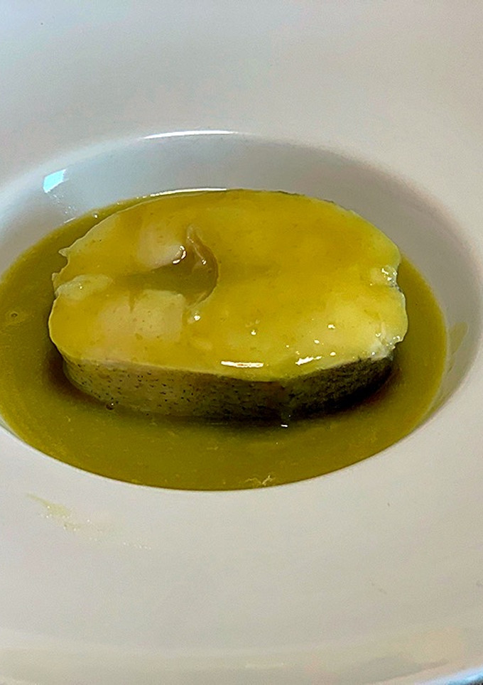 Una foto de Merluza, habitas y sopa de guisantes