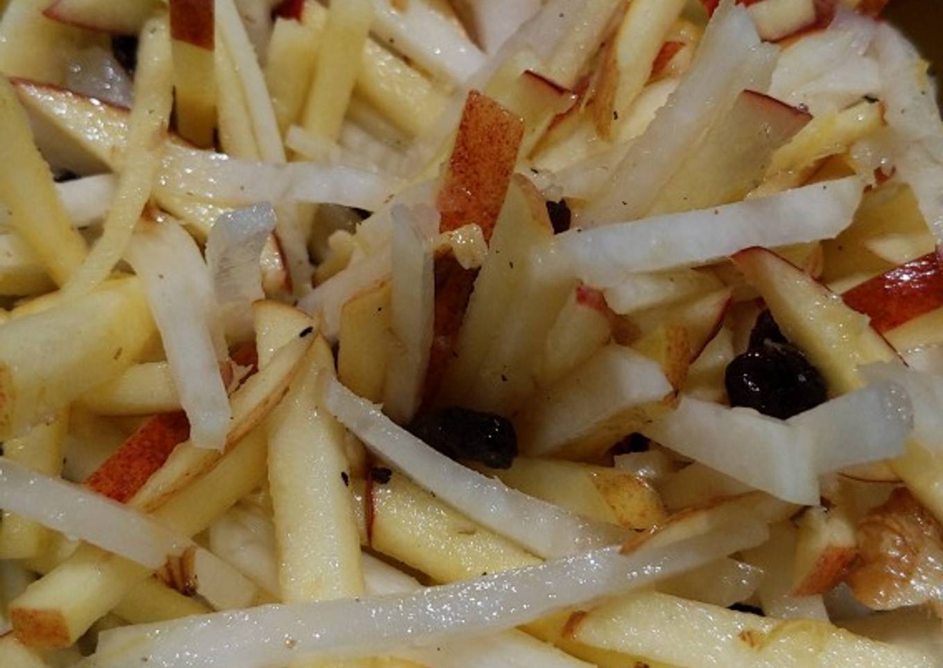 Kohlrabi Apple honey walnut Salad