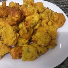 Cauliflower bhajiya #Endofyearchallenge A picture of Cauliflower bhajiya #Endofyearchallenge.
