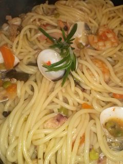 Una foto de Espaguetis marinera con toque de romero muy light!!!