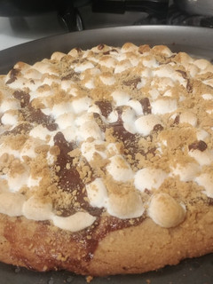 A picture of S'mores Pizza.