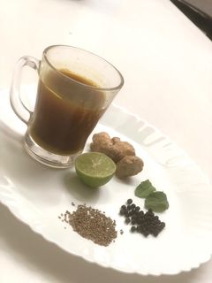 તુલસી આદુનો ઉકાળો (Tulsi Ginger Ukalo Recipe In Gujarati) રેસીપી મુખ્ય ફોટો
