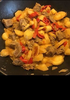 Une photo de Bœuf aux oignons poivrons rouges panais et moutarde