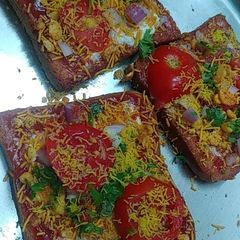A picture of Bhel masala bread toast (dabeli).