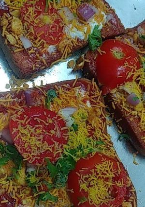 A picture of Bhel masala bread toast (dabeli).