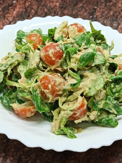 Una foto de Ensalada de canónigos con atún y ajocate🥑