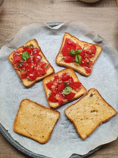 Paradicsomos bruschetta kacsazsírral 🍅🍞 recept fotója