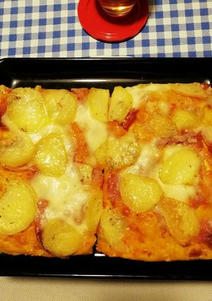 Foto di Pizza con speck patate e scamorza affumicata