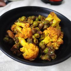 A picture of Gobhi matar ki sookhi sabji without onion garlic.