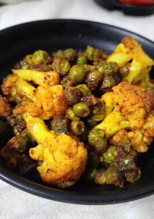 A picture of Gobhi matar ki sookhi sabji without onion garlic.