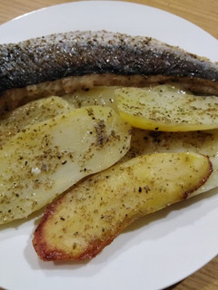 Una foto de Pescada con papas al horno