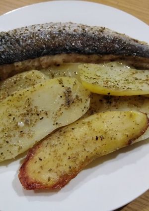 Una foto de Pescada con papas al horno