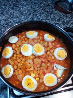Una foto de Garbanzos con langostinos y merluza