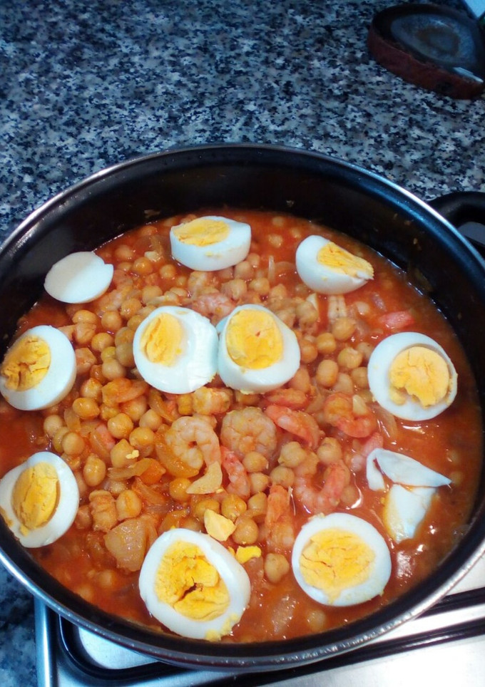 Una foto de Garbanzos con langostinos y merluza