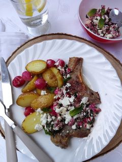 Una foto de Chuletas de cordero con patatas y rábanos asados en su piel