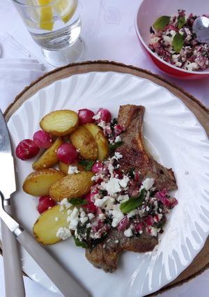 Una foto de Chuletas de cordero con patatas y rábanos asados en su piel