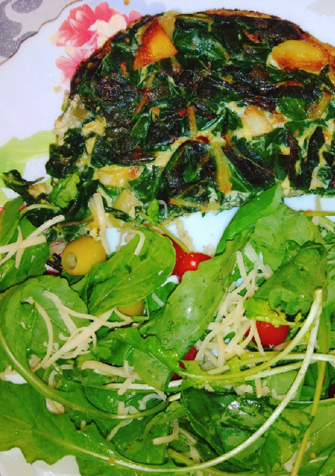 Una foto de Tortilla de papa y acelga con ensalada de rúcula.