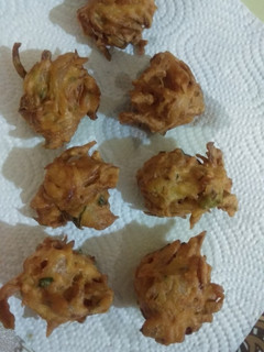 வெங்காய போண்டா (Venkaaya bonda recipe in tamil) செய்முறை முக்கிய புகைப்படம்