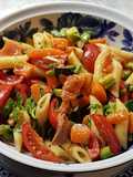 Penne con verdure e salmone affumicato