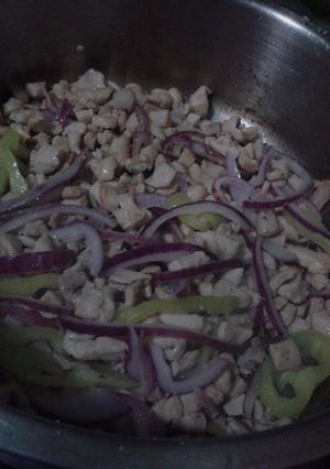 Una foto de Pollo encebollado