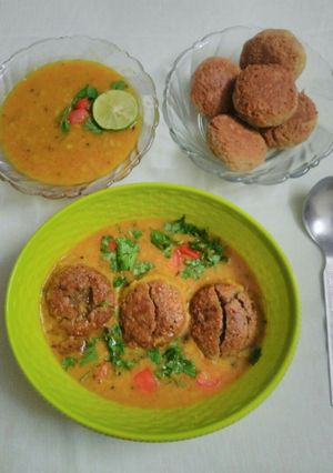 A picture of Bafla Bati and dal.