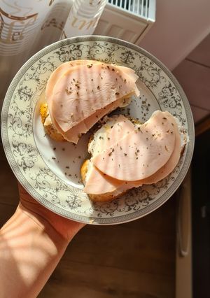 O poză a rețetei Snack: sandvich cu brânză cremoasă și șuncă de pui.