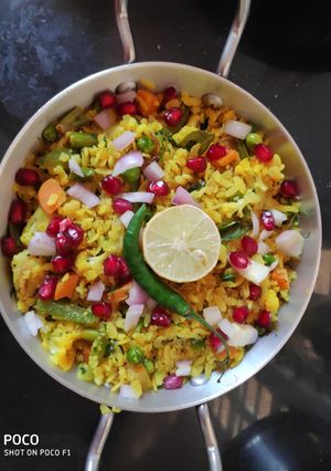मिक्स वेज पोहा (Mix veg poha recipe in Hindi) रेसिपी मुख्य फोटो