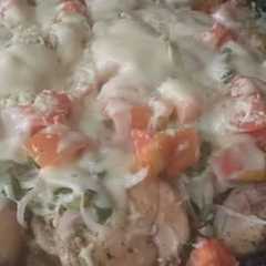 Una foto de Pollo al horno con queso y verduras