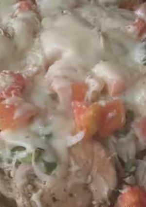 Una foto de Pollo al horno con queso y verduras