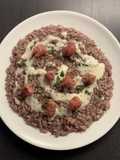 Risotto al vino rosso, salsiccia e fonduta di parmigiano
