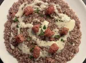 Foto di Risotto al vino rosso, salsiccia e fonduta di parmigiano