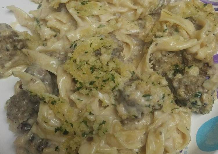 Recipe: Delicious Egg Noodles with Meatballs in Alfredo Sauce