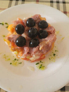 Una foto de Timbal de tomate y bonito en salazón, de Marisa