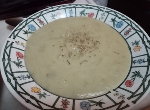 Una foto de Sopa crema de cebolla de verdeo y papa