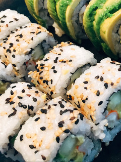 Una foto de SUSHI — California roll