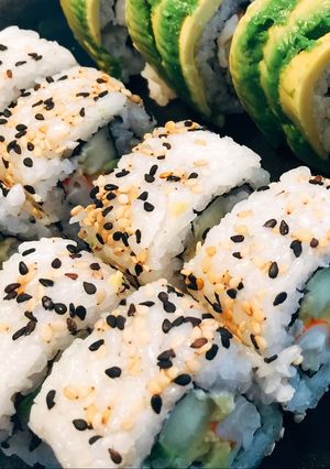 Una foto de SUSHI — California roll
